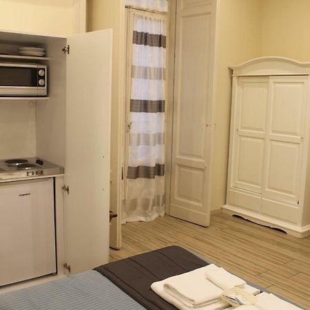 Da Polly A Piazza Amedeo Bed and Breakfast Neapel Exteriör bild