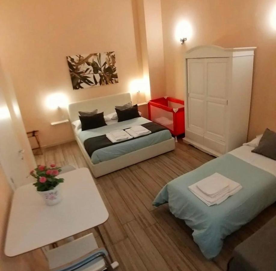 Da Polly A Piazza Amedeo Bed and Breakfast Neapel Exteriör bild