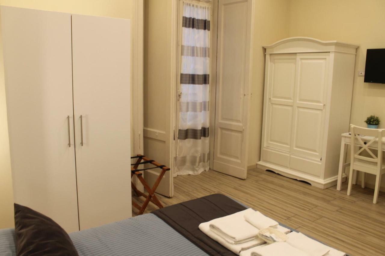 Da Polly A Piazza Amedeo Bed and Breakfast Neapel Exteriör bild